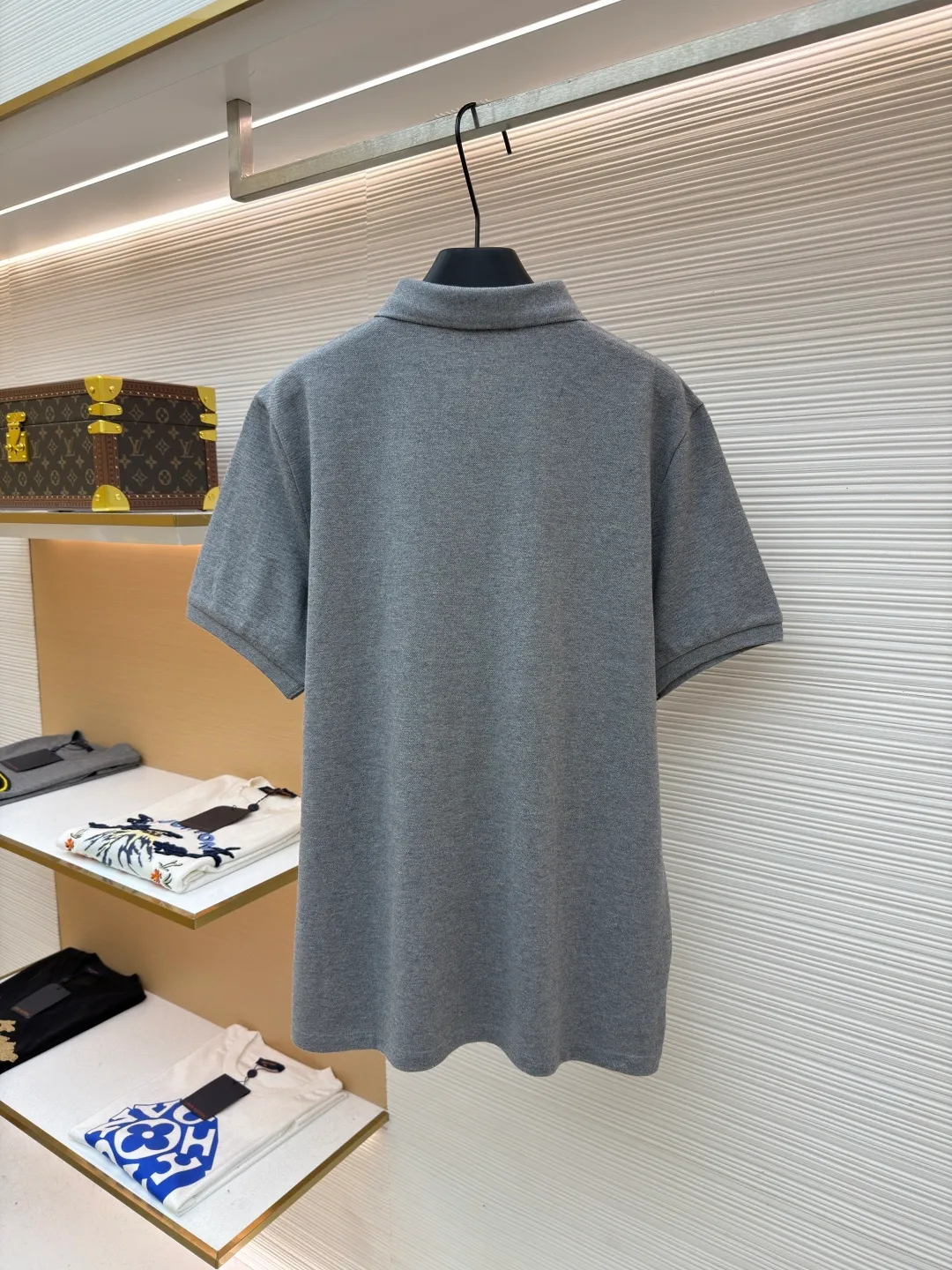 Ralph Lauren embroidered logo Polo shirt ●Original version: Purchased and developed for 1290 ●Item number: 1682566-A15 ●Material: piqué cotton fabric ●Technology: embroidery production ●Color: gray ●Version: Fitted version ●Weight: about 280 grams ●Size: S-M-L-XL ●Description: Customized piqué cotton sateen, compact and delicate, comfortable and skin-friendly, elegantly presented with a touch of deep black The iconic white pony embroidery is like a smart musical note dancing on the black canvas. It is simple but highly recognizable. It is a versatile artifact in the wardrobe. It has a very simple shape and contains the soul of fashion. It adopts imported machine embroidery technology. It uses advanced computer control systems and precision mechanical parts to realize the iconic pony embroidery operation with high precision. The lines are smooth and delicate, and the fabrics have been washed. It has a better hand feel and texture. It is not easy to deform, not easy to shrink, not easy to fade, and maintains long-term beauty. The overall wiring is straight and delicate, the fabric is comfortable and soft, and the color is consistent without color difference. It can be matched with the same style to create a fashionable look and control various occasions. Customized accessories, complete with three standards, same style for men and women!